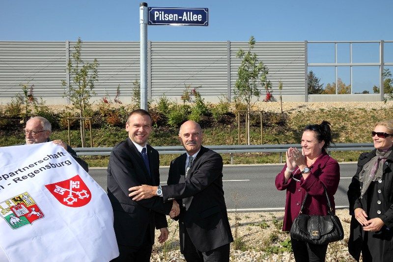 I když je Plzeň s bavorským Regensburgem spjata dlouhých dvacet let, v programu, který připravila u příležitosti výročí podpisu partnerské smlouvy, měla přesto co nabídnout. Podle primátora Hanse Schaidingera obdarovala Plzeň občany Regensburgu tím nejlepším, o čemž svědčil především nebývalý zájem. Dvoudenní trhy s českými specialitami, výstava plzeňských barokních památek ozvláštněná barokním ohňostrojem, prezentace projektu Evropské hlavní město kultury 2015, výstava Paměť loutky, vystoupení Divadla Alfa nebo koncert Jazz Kvintetu Plzeň. Tím se namátkou Plzeň prezentovala v Regensburgu, kam s některými plzeňskými radními odjel i bývalý primátor Zdeněk Mraček, jenž byl u podpisu smlouvy s tehdejší starostkou Christou Meier. (foto: 23.-30.9.2013, město Regensburg)