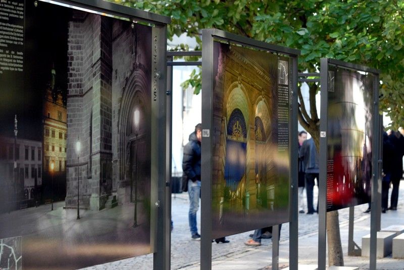 Královské město Plzeň – Evropské hlavní město kultury 2015 je název poslední ze série tří výstav fotografa Václava Hynčíka, která byla dnes (1.10.2013) slavnostně zahájena ve Smetanových sadech. Na jednadvaceti panelech představuje autor sérii zajímavých pohledů na známá místa nejen z centrální části. Snímky představují Plzeň jako město plné historické i moderní architektury, památek, průmyslu, volnočasových aktivit a pěstěné městské krajiny. „Výstava zachycuje naše město v důležitém historickém momentu, kterým je získání titulu Evropské hlavní město kultury 2015, a Václav Hynčík svými fotografiemi prezentuje naše město neobyčejným způsobem,“ prohlásil při zahájení primátor Martin Baxa.