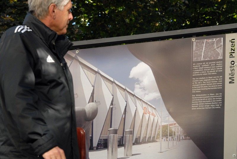 Královské město Plzeň – Evropské hlavní město kultury 2015 je název poslední ze série tří výstav fotografa Václava Hynčíka, která byla dnes (1.10.2013) slavnostně zahájena ve Smetanových sadech. Na jednadvaceti panelech představuje autor sérii zajímavých pohledů na známá místa nejen z centrální části. Snímky představují Plzeň jako město plné historické i moderní architektury, památek, průmyslu, volnočasových aktivit a pěstěné městské krajiny. „Výstava zachycuje naše město v důležitém historickém momentu, kterým je získání titulu Evropské hlavní město kultury 2015, a Václav Hynčík svými fotografiemi prezentuje naše město neobyčejným způsobem,“ prohlásil při zahájení primátor Martin Baxa.