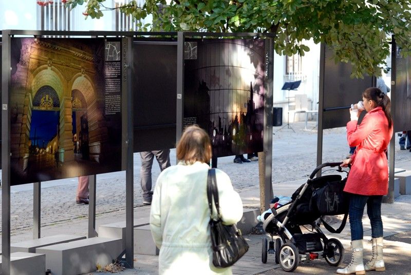 Královské město Plzeň – Evropské hlavní město kultury 2015 je název poslední ze série tří výstav fotografa Václava Hynčíka, která byla dnes (1.10.2013) slavnostně zahájena ve Smetanových sadech. Na jednadvaceti panelech představuje autor sérii zajímavých pohledů na známá místa nejen z centrální části. Snímky představují Plzeň jako město plné historické i moderní architektury, památek, průmyslu, volnočasových aktivit a pěstěné městské krajiny. „Výstava zachycuje naše město v důležitém historickém momentu, kterým je získání titulu Evropské hlavní město kultury 2015, a Václav Hynčík svými fotografiemi prezentuje naše město neobyčejným způsobem,“ prohlásil při zahájení primátor Martin Baxa.