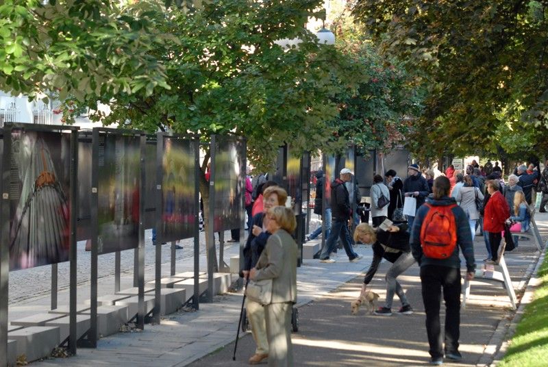 Královské město Plzeň – Evropské hlavní město kultury 2015 je název poslední ze série tří výstav fotografa Václava Hynčíka, která byla dnes (1.10.2013) slavnostně zahájena ve Smetanových sadech. Na jednadvaceti panelech představuje autor sérii zajímavých pohledů na známá místa nejen z centrální části. Snímky představují Plzeň jako město plné historické i moderní architektury, památek, průmyslu, volnočasových aktivit a pěstěné městské krajiny. „Výstava zachycuje naše město v důležitém historickém momentu, kterým je získání titulu Evropské hlavní město kultury 2015, a Václav Hynčík svými fotografiemi prezentuje naše město neobyčejným způsobem,“ prohlásil při zahájení primátor Martin Baxa.