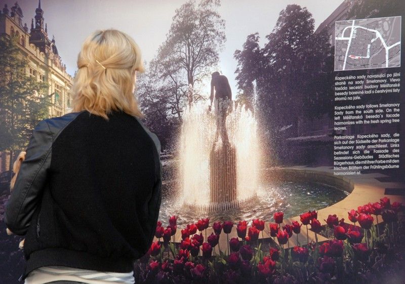 Královské město Plzeň – Evropské hlavní město kultury 2015 je název poslední ze série tří výstav fotografa Václava Hynčíka, která byla dnes (1.10.2013) slavnostně zahájena ve Smetanových sadech. Na jednadvaceti panelech představuje autor sérii zajímavých pohledů na známá místa nejen z centrální části. Snímky představují Plzeň jako město plné historické i moderní architektury, památek, průmyslu, volnočasových aktivit a pěstěné městské krajiny. „Výstava zachycuje naše město v důležitém historickém momentu, kterým je získání titulu Evropské hlavní město kultury 2015, a Václav Hynčík svými fotografiemi prezentuje naše město neobyčejným způsobem,“ prohlásil při zahájení primátor Martin Baxa.