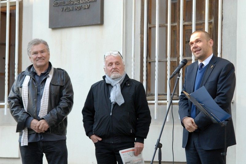 Královské město Plzeň – Evropské hlavní město kultury 2015 je název poslední ze série tří výstav fotografa Václava Hynčíka, která byla dnes (1.10.2013) slavnostně zahájena ve Smetanových sadech. Na jednadvaceti panelech představuje autor sérii zajímavých pohledů na známá místa nejen z centrální části. Snímky představují Plzeň jako město plné historické i moderní architektury, památek, průmyslu, volnočasových aktivit a pěstěné městské krajiny. „Výstava zachycuje naše město v důležitém historickém momentu, kterým je získání titulu Evropské hlavní město kultury 2015, a Václav Hynčík svými fotografiemi prezentuje naše město neobyčejným způsobem,“ prohlásil při zahájení primátor Martin Baxa.