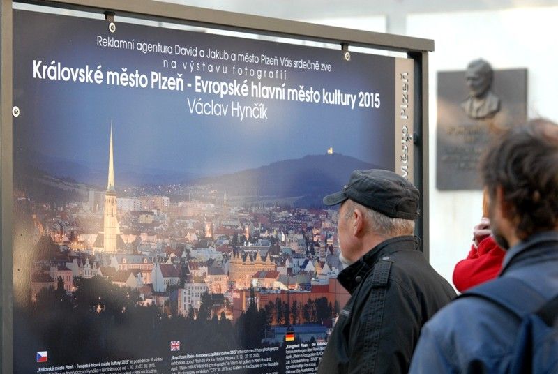 Královské město Plzeň – Evropské hlavní město kultury 2015 je název poslední ze série tří výstav fotografa Václava Hynčíka, která byla dnes (1.10.2013) slavnostně zahájena ve Smetanových sadech. Na jednadvaceti panelech představuje autor sérii zajímavých pohledů na známá místa nejen z centrální části. Snímky představují Plzeň jako město plné historické i moderní architektury, památek, průmyslu, volnočasových aktivit a pěstěné městské krajiny. „Výstava zachycuje naše město v důležitém historickém momentu, kterým je získání titulu Evropské hlavní město kultury 2015, a Václav Hynčík svými fotografiemi prezentuje naše město neobyčejným způsobem,“ prohlásil při zahájení primátor Martin Baxa.