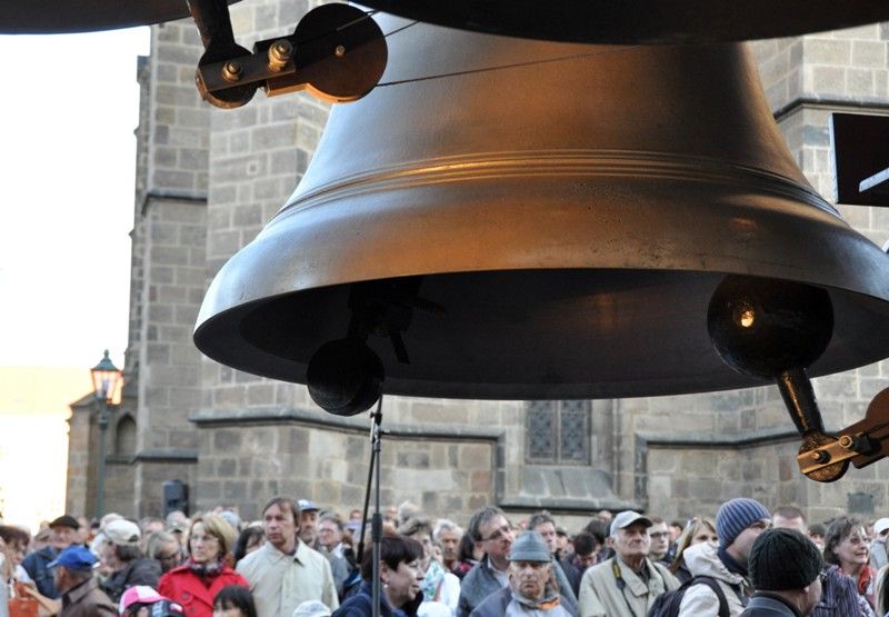 Dva ze čtyř nový zvonů, které by se měly rozeznít z věže katedrály svatého Bartoloměje na začátku roku 2015, byly včera Plzeňany slavnostně přivítány. Zvony Maria a Jan Nepomucký odlil v létě v holandské zvonařské dílně Petr Manoušek. Než se rozezní 17. ledna 2015 během slavnostního zahájení roku, kdy bude Plzeň evropským hlavním městem kultury, mohou si je občané i návštěvníci města prohlédnout v provizorní zvonové stolici na náměstí Republiky. „Každá katedrála má zvony, které zní při slavnostních příležitostech. To v Plzni zatím chybí, ale není daleko doba, kdy uslyšíme jejich nádherný zvuk,“ řekl biskup Radkovský před odhalením zvonů. Zvony mohla církev pořídit díky sbírce, kterou inicioval podnikatel Jan Janák. Dosud se vybralo kolem 3,3 milionu korun, nejméně 4,5 milionu korun je třeba na další dva největší zvony, Hroznatu a Bartoloměje, přestavbu prostoru ve věži a zvonové stolice. (foto: Z. Kubalová, 3.10.2013)