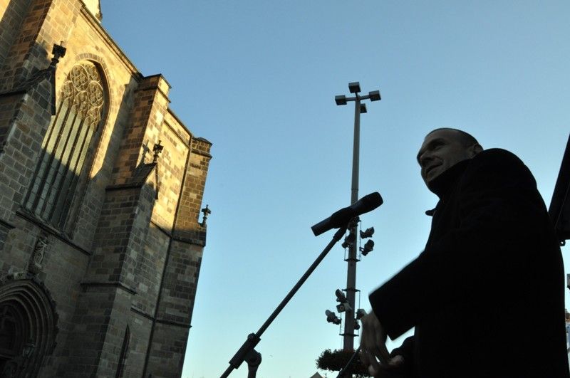 Dva ze čtyř nový zvonů, které by se měly rozeznít z věže katedrály svatého Bartoloměje na začátku roku 2015, byly včera Plzeňany slavnostně přivítány. Zvony Maria a Jan Nepomucký odlil v létě v holandské zvonařské dílně Petr Manoušek. Než se rozezní 17. ledna 2015 během slavnostního zahájení roku, kdy bude Plzeň evropským hlavním městem kultury, mohou si je občané i návštěvníci města prohlédnout v provizorní zvonové stolici na náměstí Republiky. „Každá katedrála má zvony, které zní při slavnostních příležitostech. To v Plzni zatím chybí, ale není daleko doba, kdy uslyšíme jejich nádherný zvuk,“ řekl biskup Radkovský před odhalením zvonů. Zvony mohla církev pořídit díky sbírce, kterou inicioval podnikatel Jan Janák. Dosud se vybralo kolem 3,3 milionu korun, nejméně 4,5 milionu korun je třeba na další dva největší zvony, Hroznatu a Bartoloměje, přestavbu prostoru ve věži a zvonové stolice. (foto: Z. Kubalová, 3.10.2013)