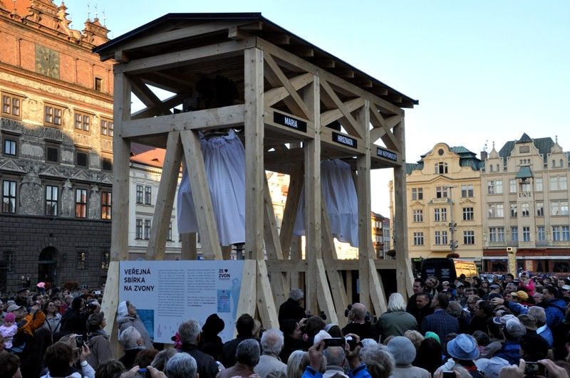Dva ze čtyř nový zvonů, které by se měly rozeznít z věže katedrály svatého Bartoloměje na začátku roku 2015, byly včera Plzeňany slavnostně přivítány. Zvony Maria a Jan Nepomucký odlil v létě v holandské zvonařské dílně Petr Manoušek. Než se rozezní 17. ledna 2015 během slavnostního zahájení roku, kdy bude Plzeň evropským hlavním městem kultury, mohou si je občané i návštěvníci města prohlédnout v provizorní zvonové stolici na náměstí Republiky. „Každá katedrála má zvony, které zní při slavnostních příležitostech. To v Plzni zatím chybí, ale není daleko doba, kdy uslyšíme jejich nádherný zvuk,“ řekl biskup Radkovský před odhalením zvonů. Zvony mohla církev pořídit díky sbírce, kterou inicioval podnikatel Jan Janák. Dosud se vybralo kolem 3,3 milionu korun, nejméně 4,5 milionu korun je třeba na další dva největší zvony, Hroznatu a Bartoloměje, přestavbu prostoru ve věži a zvonové stolice. (foto: Z. Kubalová, 3.10.2013)