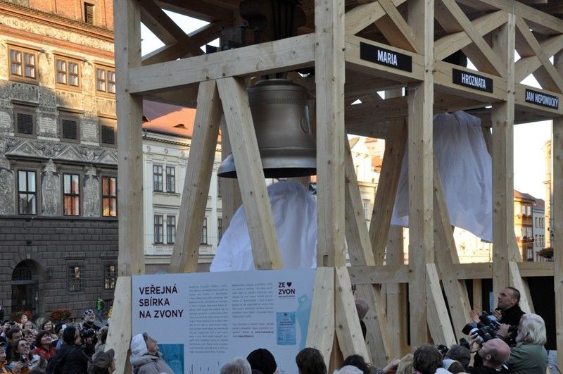 Dva ze čtyř nový zvonů, které by se měly rozeznít z věže katedrály svatého Bartoloměje na začátku roku 2015, byly včera Plzeňany slavnostně přivítány. Zvony Maria a Jan Nepomucký odlil v létě v holandské zvonařské dílně Petr Manoušek. Než se rozezní 17. ledna 2015 během slavnostního zahájení roku, kdy bude Plzeň evropským hlavním městem kultury, mohou si je občané i návštěvníci města prohlédnout v provizorní zvonové stolici na náměstí Republiky. „Každá katedrála má zvony, které zní při slavnostních příležitostech. To v Plzni zatím chybí, ale není daleko doba, kdy uslyšíme jejich nádherný zvuk,“ řekl biskup Radkovský před odhalením zvonů. Zvony mohla církev pořídit díky sbírce, kterou inicioval podnikatel Jan Janák. Dosud se vybralo kolem 3,3 milionu korun, nejméně 4,5 milionu korun je třeba na další dva největší zvony, Hroznatu a Bartoloměje, přestavbu prostoru ve věži a zvonové stolice. (foto: Z. Kubalová, 3.10.2013)