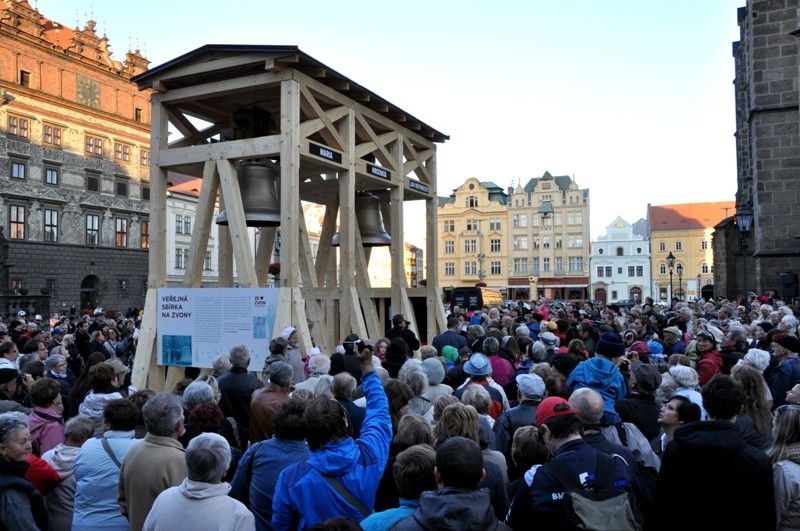 Dva ze čtyř nový zvonů, které by se měly rozeznít z věže katedrály svatého Bartoloměje na začátku roku 2015, byly včera Plzeňany slavnostně přivítány. Zvony Maria a Jan Nepomucký odlil v létě v holandské zvonařské dílně Petr Manoušek. Než se rozezní 17. ledna 2015 během slavnostního zahájení roku, kdy bude Plzeň evropským hlavním městem kultury, mohou si je občané i návštěvníci města prohlédnout v provizorní zvonové stolici na náměstí Republiky. „Každá katedrála má zvony, které zní při slavnostních příležitostech. To v Plzni zatím chybí, ale není daleko doba, kdy uslyšíme jejich nádherný zvuk,“ řekl biskup Radkovský před odhalením zvonů. Zvony mohla církev pořídit díky sbírce, kterou inicioval podnikatel Jan Janák. Dosud se vybralo kolem 3,3 milionu korun, nejméně 4,5 milionu korun je třeba na další dva největší zvony, Hroznatu a Bartoloměje, přestavbu prostoru ve věži a zvonové stolice. (foto: Z. Kubalová, 3.10.2013)