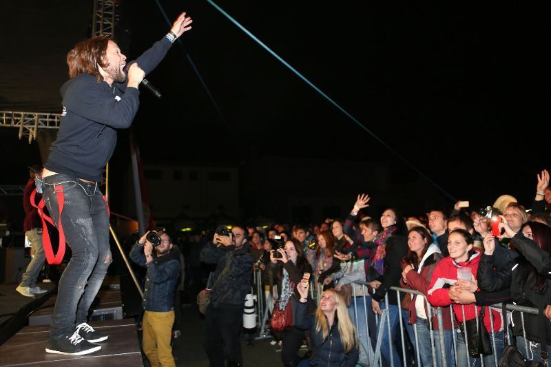 Více než 45 tisíc návštěvníků přilákal tradiční Pilsner Fest, jehož začátek patřil hercům Národního divadla s několika etudami o historických milnících pivovarnictví v Plzni a následnému naražení dubového sudu s nefiltrovaným plzeňským ležákem. Pivo Pilsner Urquell teklo ze 171 kohoutů a během jediného dne se ho vypilo kolem 83 tisíc litrů. (Zdroj foto: Plzeňský Prazdroj, 5.10.2013)