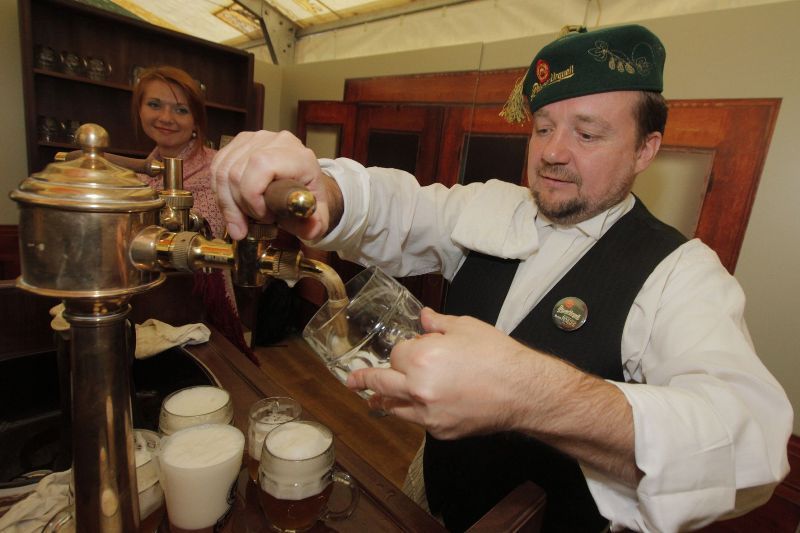 Více než 45 tisíc návštěvníků přilákal tradiční Pilsner Fest, jehož začátek patřil hercům Národního divadla s několika etudami o historických milnících pivovarnictví v Plzni a následnému naražení dubového sudu s nefiltrovaným plzeňským ležákem. Pivo Pilsner Urquell teklo ze 171 kohoutů a během jediného dne se ho vypilo kolem 83 tisíc litrů. (Zdroj foto: Plzeňský Prazdroj, 5.10.2013)