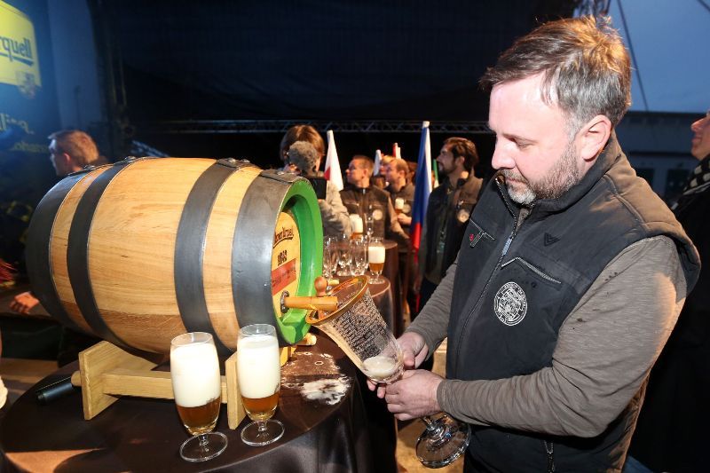 Více než 45 tisíc návštěvníků přilákal tradiční Pilsner Fest, jehož začátek patřil hercům Národního divadla s několika etudami o historických milnících pivovarnictví v Plzni a následnému naražení dubového sudu s nefiltrovaným plzeňským ležákem. Pivo Pilsner Urquell teklo ze 171 kohoutů a během jediného dne se ho vypilo kolem 83 tisíc litrů. (Zdroj foto: Plzeňský Prazdroj, 5.10.2013)