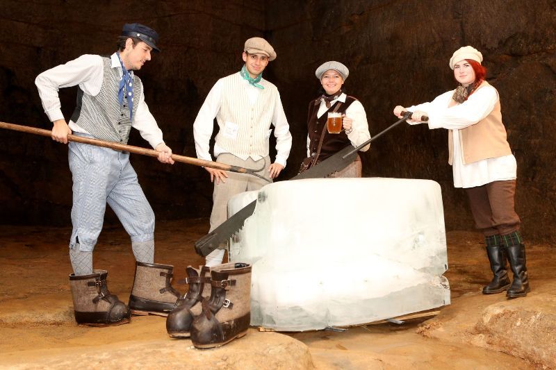 Více než 45 tisíc návštěvníků přilákal tradiční Pilsner Fest, jehož začátek patřil hercům Národního divadla s několika etudami o historických milnících pivovarnictví v Plzni a následnému naražení dubového sudu s nefiltrovaným plzeňským ležákem. Pivo Pilsner Urquell teklo ze 171 kohoutů a během jediného dne se ho vypilo kolem 83 tisíc litrů. (Zdroj foto: Plzeňský Prazdroj, 5.10.2013)