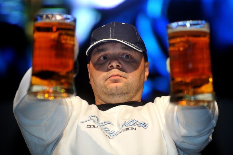 Více než 45 tisíc návštěvníků přilákal tradiční Pilsner Fest, jehož začátek patřil hercům Národního divadla s několika etudami o historických milnících pivovarnictví v Plzni a následnému naražení dubového sudu s nefiltrovaným plzeňským ležákem. Pivo Pilsner Urquell teklo ze 171 kohoutů a během jediného dne se ho vypilo kolem 83 tisíc litrů. (Zdroj foto: Plzeňský Prazdroj, 5.10.2013)