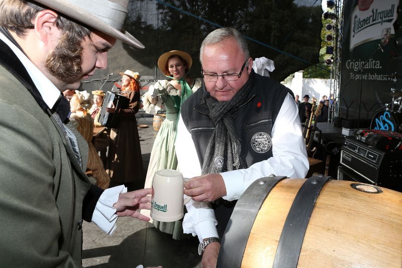 Více než 45 tisíc návštěvníků přilákal tradiční Pilsner Fest, jehož začátek patřil hercům Národního divadla s několika etudami o historických milnících pivovarnictví v Plzni a následnému naražení dubového sudu s nefiltrovaným plzeňským ležákem. Pivo Pilsner Urquell teklo ze 171 kohoutů a během jediného dne se ho vypilo kolem 83 tisíc litrů. (Zdroj foto: Plzeňský Prazdroj, 5.10.2013)