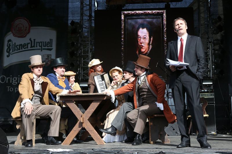 Více než 45 tisíc návštěvníků přilákal tradiční Pilsner Fest, jehož začátek patřil hercům Národního divadla s několika etudami o historických milnících pivovarnictví v Plzni a následnému naražení dubového sudu s nefiltrovaným plzeňským ležákem. Pivo Pilsner Urquell teklo ze 171 kohoutů a během jediného dne se ho vypilo kolem 83 tisíc litrů. (Zdroj foto: Plzeňský Prazdroj, 5.10.2013)