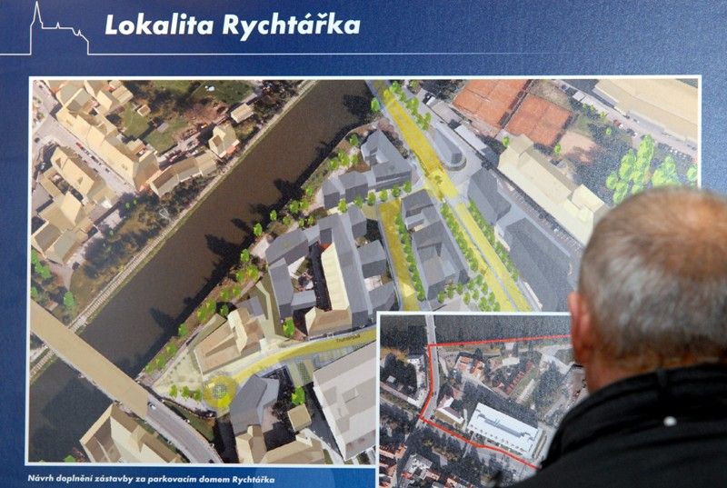 Vernisáž výstavy Oživení centrální oblasti Plzně se konala v mázhauzu plzeňské radnice 7. října 2013