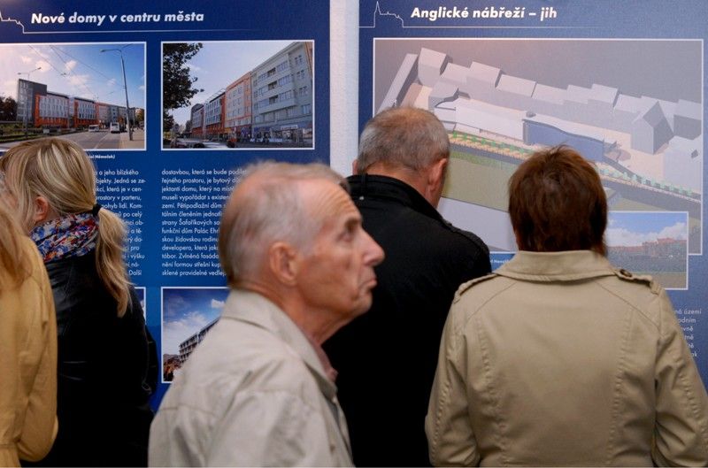 Vernisáž výstavy Oživení centrální oblasti Plzně se konala v mázhauzu plzeňské radnice 7. října 2013