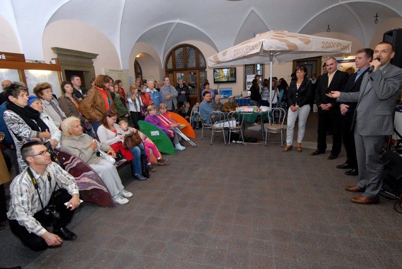 Vernisáž výstavy Oživení centrální oblasti Plzně se konala v mázhauzu plzeňské radnice 7. října 2013