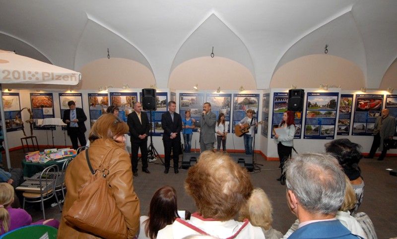 Vernisáž výstavy Oživení centrální oblasti Plzně se konala v mázhauzu plzeňské radnice 7. října 2013