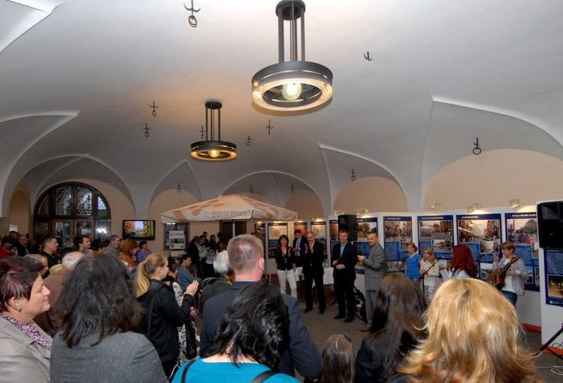 Vernisáž výstavy Oživení centrální oblasti Plzně se konala v mázhauzu plzeňské radnice 7. října 2013