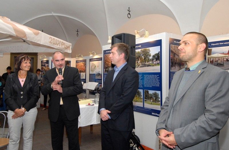 Vernisáž výstavy Oživení centrální oblasti Plzně se konala v mázhauzu plzeňské radnice 7. října 2013