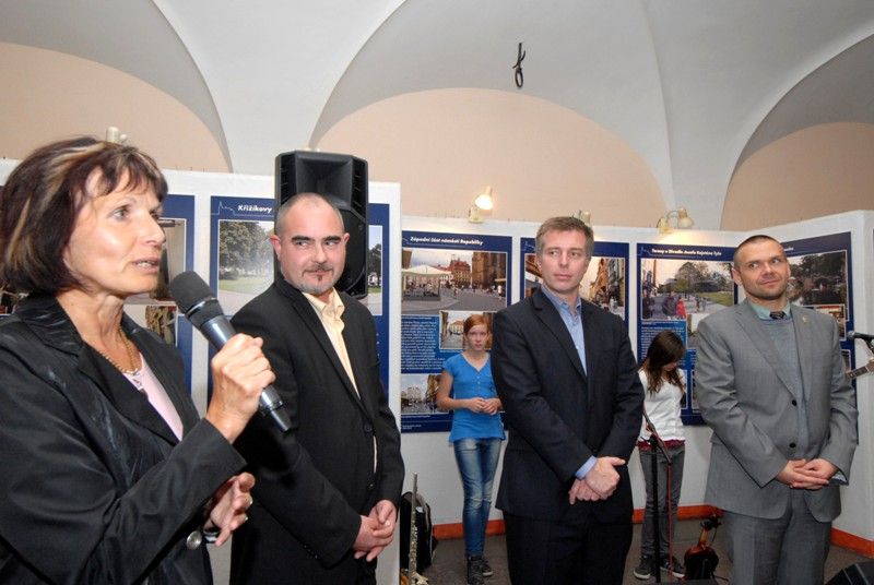 Vernisáž výstavy Oživení centrální oblasti Plzně se konala v mázhauzu plzeňské radnice 7. října 2013