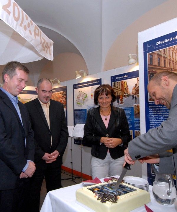 Vernisáž výstavy Oživení centrální oblasti Plzně se konala v mázhauzu plzeňské radnice 7. října 2013