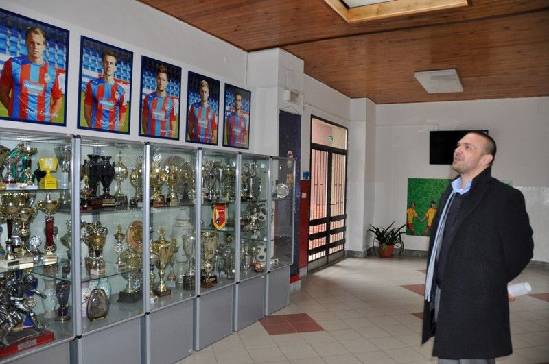 Zhruba hodinovou diskusí s žáky devátých tříd zahájil primátor Martin Baxa návštěvu 33. základní školy na Skvrňanech. (foto: Z. Kubalová, 8.10.2013)