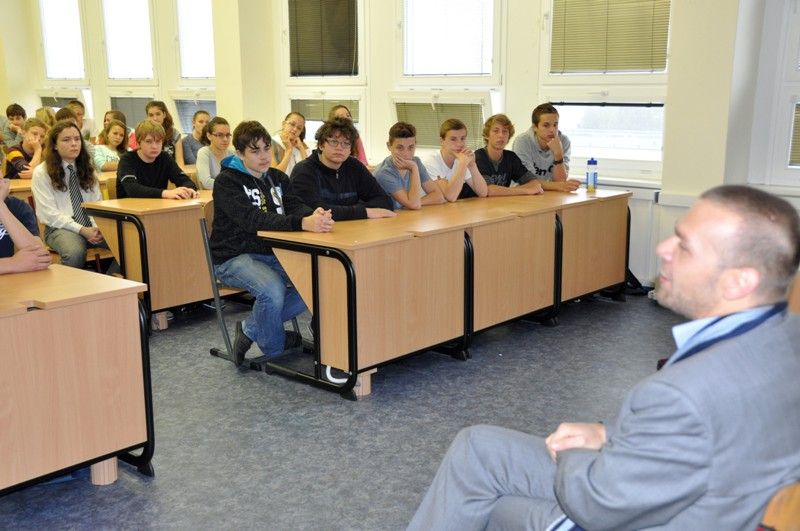 Zhruba hodinovou diskusí s žáky devátých tříd zahájil primátor Martin Baxa návštěvu 33. základní školy na Skvrňanech. (foto: Z. Kubalová, 8.10.2013)
