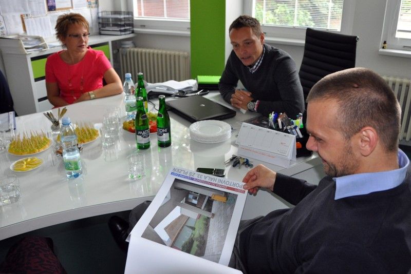 Zhruba hodinovou diskusí s žáky devátých tříd zahájil primátor Martin Baxa návštěvu 33. základní školy na Skvrňanech. (foto: Z. Kubalová, 8.10.2013)