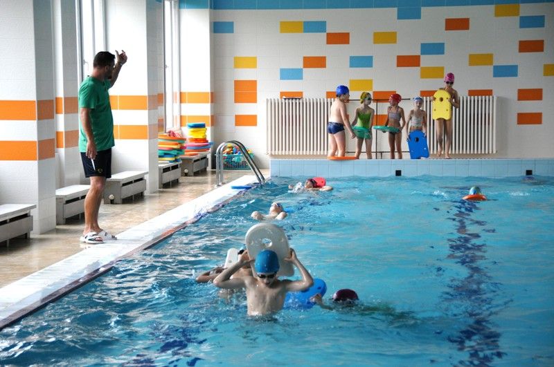 Zhruba hodinovou diskusí s žáky devátých tříd zahájil primátor Martin Baxa návštěvu 33. základní školy na Skvrňanech. (foto: Z. Kubalová, 8.10.2013)