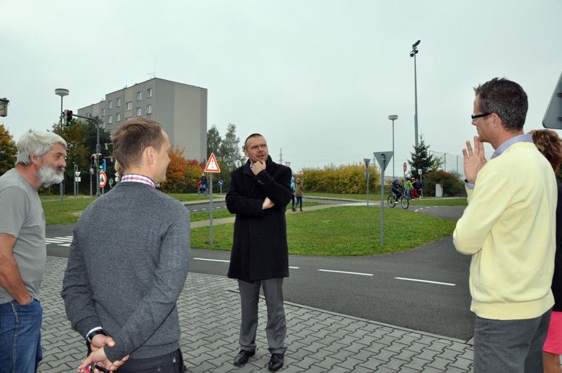 Zhruba hodinovou diskusí s žáky devátých tříd zahájil primátor Martin Baxa návštěvu 33. základní školy na Skvrňanech. (foto: Z. Kubalová, 8.10.2013)
