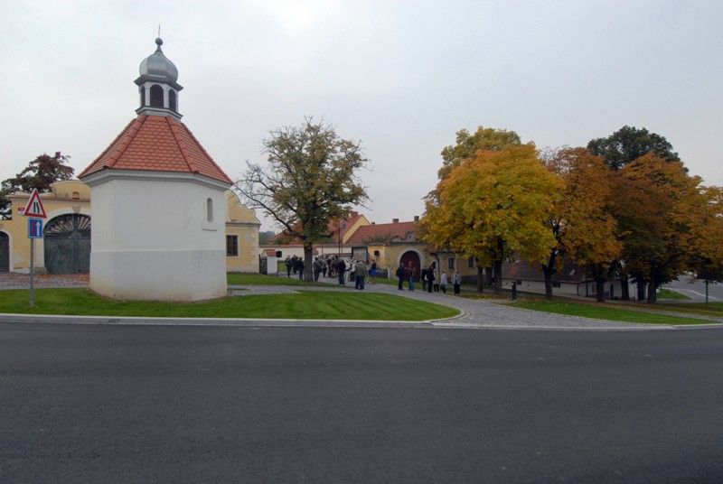 Jedna z nejzachovalejších historických návsí na Plzeňsku se dočkala obnovy. Rekonstrukce za necelých 38 milionů korun zahrnovala nejen úpravy komunikací, včetně parkovacích ploch a příjezdových cest k domům, výstavbu nové kanalizace a rekonstrukci vodovodů, ale také úpravu zeleně. Druhý městský obvod počítá s tím, že by Koterovská náves mohla sloužit pro pořádání kulturních a společných akcí. Chtěl by sem přilákat i turisty. Mobiliář návsi byl proto doplněn o lavičky, pítko a především rozcestníky a interaktivní informační tabule mapující historii a zajímavosti obce. (foto: 8.10.2013)