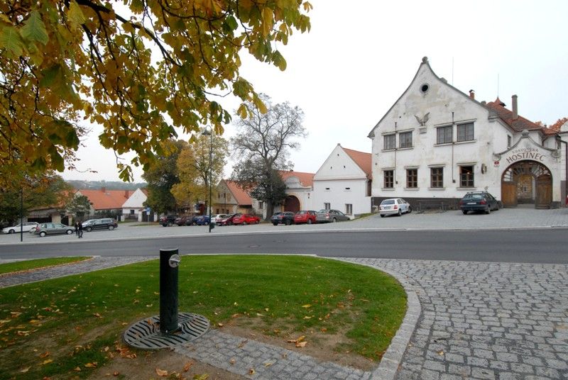 Jedna z nejzachovalejších historických návsí na Plzeňsku se dočkala obnovy. Rekonstrukce za necelých 38 milionů korun zahrnovala nejen úpravy komunikací, včetně parkovacích ploch a příjezdových cest k domům, výstavbu nové kanalizace a rekonstrukci vodovodů, ale také úpravu zeleně. Druhý městský obvod počítá s tím, že by Koterovská náves mohla sloužit pro pořádání kulturních a společných akcí. Chtěl by sem přilákat i turisty. Mobiliář návsi byl proto doplněn o lavičky, pítko a především rozcestníky a interaktivní informační tabule mapující historii a zajímavosti obce. (foto: 8.10.2013)