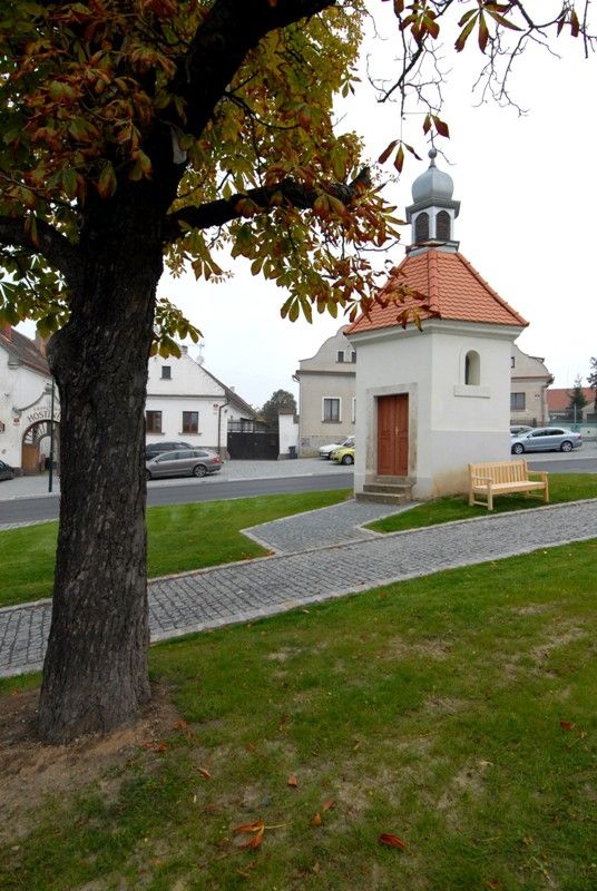 Jedna z nejzachovalejších historických návsí na Plzeňsku se dočkala obnovy. Rekonstrukce za necelých 38 milionů korun zahrnovala nejen úpravy komunikací, včetně parkovacích ploch a příjezdových cest k domům, výstavbu nové kanalizace a rekonstrukci vodovodů, ale také úpravu zeleně. Druhý městský obvod počítá s tím, že by Koterovská náves mohla sloužit pro pořádání kulturních a společných akcí. Chtěl by sem přilákat i turisty. Mobiliář návsi byl proto doplněn o lavičky, pítko a především rozcestníky a interaktivní informační tabule mapující historii a zajímavosti obce. (foto: 8.10.2013)
