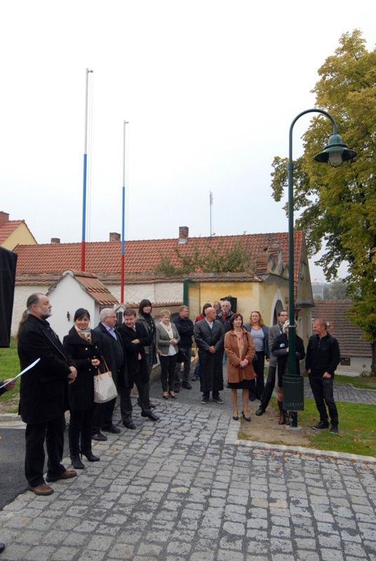 Jedna z nejzachovalejších historických návsí na Plzeňsku se dočkala obnovy. Rekonstrukce za necelých 38 milionů korun zahrnovala nejen úpravy komunikací, včetně parkovacích ploch a příjezdových cest k domům, výstavbu nové kanalizace a rekonstrukci vodovodů, ale také úpravu zeleně. Druhý městský obvod počítá s tím, že by Koterovská náves mohla sloužit pro pořádání kulturních a společných akcí. Chtěl by sem přilákat i turisty. Mobiliář návsi byl proto doplněn o lavičky, pítko a především rozcestníky a interaktivní informační tabule mapující historii a zajímavosti obce. (foto: 8.10.2013)