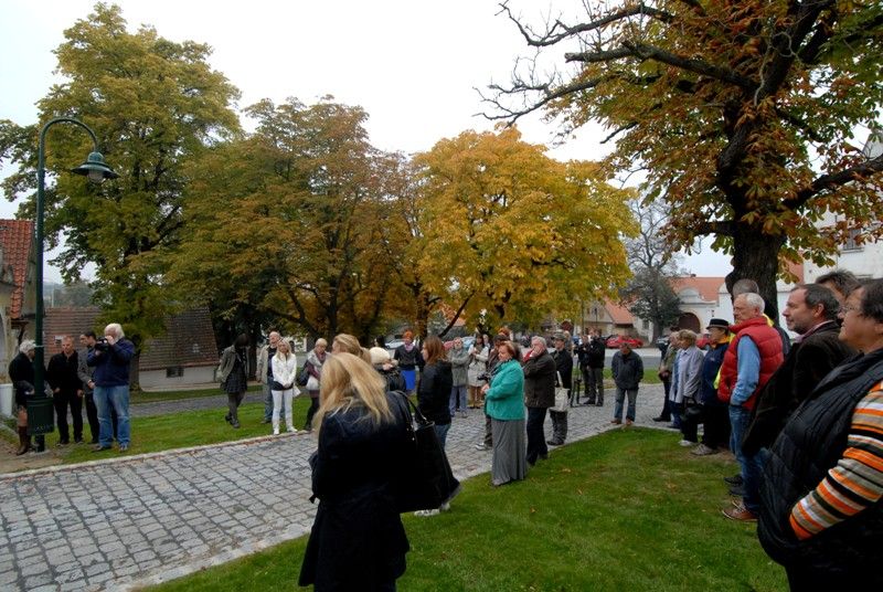 Jedna z nejzachovalejších historických návsí na Plzeňsku se dočkala obnovy. Rekonstrukce za necelých 38 milionů korun zahrnovala nejen úpravy komunikací, včetně parkovacích ploch a příjezdových cest k domům, výstavbu nové kanalizace a rekonstrukci vodovodů, ale také úpravu zeleně. Druhý městský obvod počítá s tím, že by Koterovská náves mohla sloužit pro pořádání kulturních a společných akcí. Chtěl by sem přilákat i turisty. Mobiliář návsi byl proto doplněn o lavičky, pítko a především rozcestníky a interaktivní informační tabule mapující historii a zajímavosti obce. (foto: 8.10.2013)