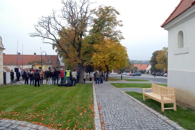 Jedna z nejzachovalejších historických návsí na Plzeňsku se dočkala obnovy. Rekonstrukce za necelých 38 milionů korun zahrnovala nejen úpravy komunikací, včetně parkovacích ploch a příjezdových cest k domům, výstavbu nové kanalizace a rekonstrukci vodovodů, ale také úpravu zeleně. Druhý městský obvod počítá s tím, že by Koterovská náves mohla sloužit pro pořádání kulturních a společných akcí. Chtěl by sem přilákat i turisty. Mobiliář návsi byl proto doplněn o lavičky, pítko a především rozcestníky a interaktivní informační tabule mapující historii a zajímavosti obce. (foto: 8.10.2013)