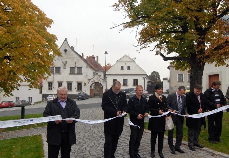 Jedna z nejzachovalejších historických návsí na Plzeňsku se dočkala obnovy. Rekonstrukce za necelých 38 milionů korun zahrnovala nejen úpravy komunikací, včetně parkovacích ploch a příjezdových cest k domům, výstavbu nové kanalizace a rekonstrukci vodovodů, ale také úpravu zeleně. Druhý městský obvod počítá s tím, že by Koterovská náves mohla sloužit pro pořádání kulturních a společných akcí. Chtěl by sem přilákat i turisty. Mobiliář návsi byl proto doplněn o lavičky, pítko a především rozcestníky a interaktivní informační tabule mapující historii a zajímavosti obce. (foto: 8.10.2013)