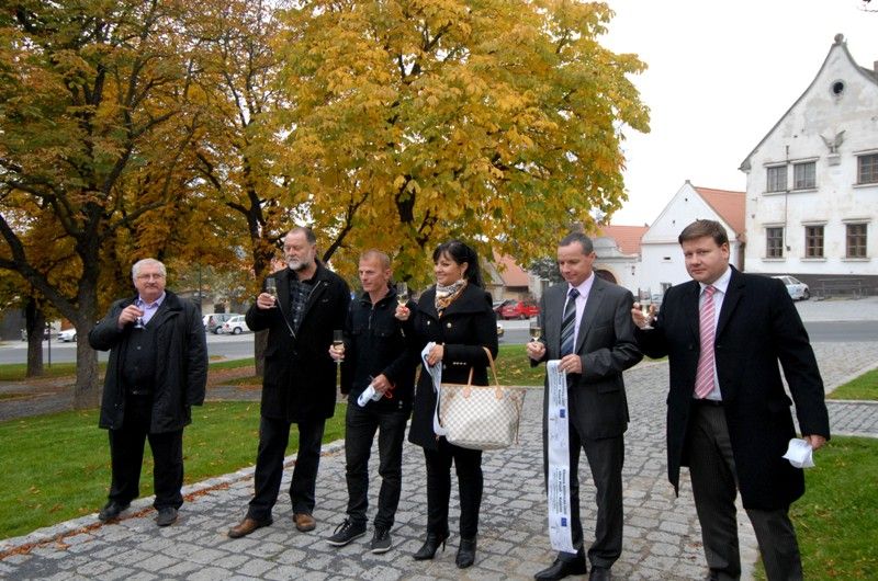 Jedna z nejzachovalejších historických návsí na Plzeňsku se dočkala obnovy. Rekonstrukce za necelých 38 milionů korun zahrnovala nejen úpravy komunikací, včetně parkovacích ploch a příjezdových cest k domům, výstavbu nové kanalizace a rekonstrukci vodovodů, ale také úpravu zeleně. Druhý městský obvod počítá s tím, že by Koterovská náves mohla sloužit pro pořádání kulturních a společných akcí. Chtěl by sem přilákat i turisty. Mobiliář návsi byl proto doplněn o lavičky, pítko a především rozcestníky a interaktivní informační tabule mapující historii a zajímavosti obce. (foto: 8.10.2013)