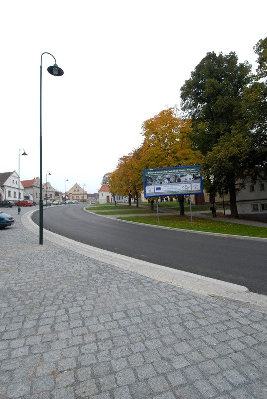 Jedna z nejzachovalejších historických návsí na Plzeňsku se dočkala obnovy. Rekonstrukce za necelých 38 milionů korun zahrnovala nejen úpravy komunikací, včetně parkovacích ploch a příjezdových cest k domům, výstavbu nové kanalizace a rekonstrukci vodovodů, ale také úpravu zeleně. Druhý městský obvod počítá s tím, že by Koterovská náves mohla sloužit pro pořádání kulturních a společných akcí. Chtěl by sem přilákat i turisty. Mobiliář návsi byl proto doplněn o lavičky, pítko a především rozcestníky a interaktivní informační tabule mapující historii a zajímavosti obce. (foto: 8.10.2013)