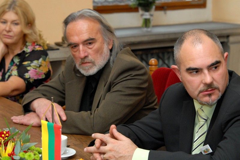 Ekonomika, kultura a důležitost jejich vzájemného propojení při přípravě projektu evropské hlavní město kultury byly stěžejními tématy setkání litevského velvyslance Aurimase Taurantase s náměstkem primátora Martinem Zrzaveckým. Litevská metropole Vilnius získala titul evropské hlavní město kultury pro rok 2009. Společně tak mohli diskutovat o problémech při přípravách projektu, se kterými mají obě strany zkušenosti. Rozvoj nových průmyslových zón na Plzeňsku a možnost spolupráce mezi litevskými a českými podniky pak tvořily další část diskuze. (foto: 9.10.2013)