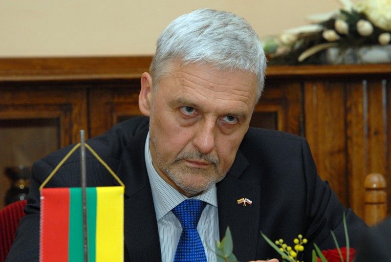 Ekonomika, kultura a důležitost jejich vzájemného propojení při přípravě projektu evropské hlavní město kultury byly stěžejními tématy setkání litevského velvyslance Aurimase Taurantase s náměstkem primátora Martinem Zrzaveckým. Litevská metropole Vilnius získala titul evropské hlavní město kultury pro rok 2009. Společně tak mohli diskutovat o problémech při přípravách projektu, se kterými mají obě strany zkušenosti. Rozvoj nových průmyslových zón na Plzeňsku a možnost spolupráce mezi litevskými a českými podniky pak tvořily další část diskuze. (foto: 9.10.2013)