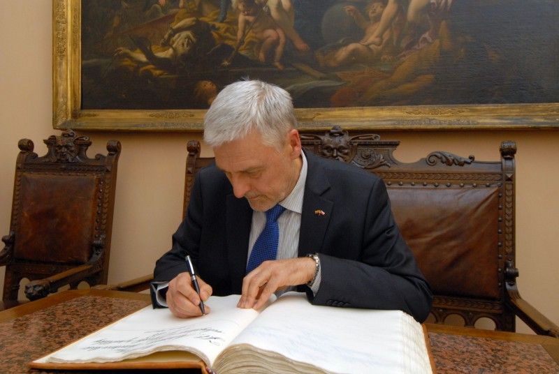 Ekonomika, kultura a důležitost jejich vzájemného propojení při přípravě projektu evropské hlavní město kultury byly stěžejními tématy setkání litevského velvyslance Aurimase Taurantase s náměstkem primátora Martinem Zrzaveckým. Litevská metropole Vilnius získala titul evropské hlavní město kultury pro rok 2009. Společně tak mohli diskutovat o problémech při přípravách projektu, se kterými mají obě strany zkušenosti. Rozvoj nových průmyslových zón na Plzeňsku a možnost spolupráce mezi litevskými a českými podniky pak tvořily další část diskuze. (foto: 9.10.2013)