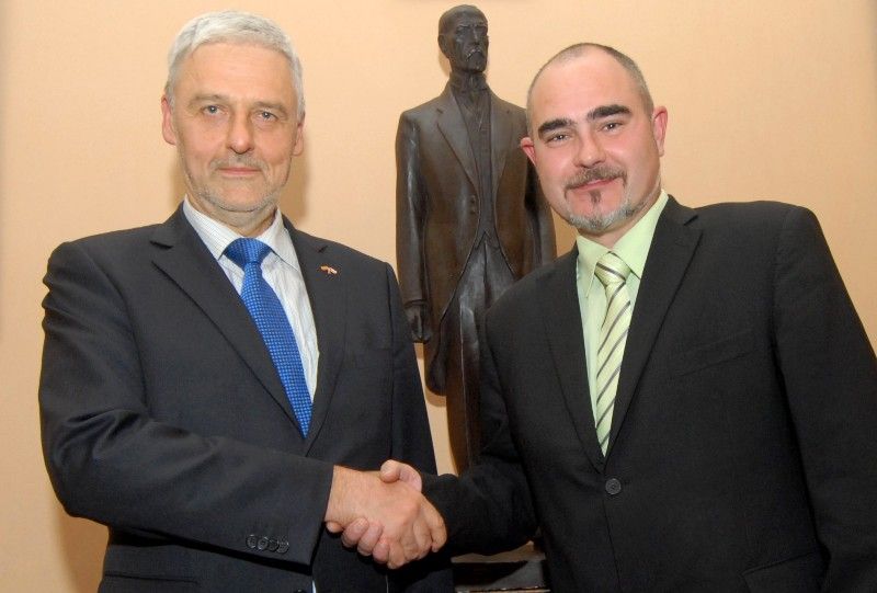 Ekonomika, kultura a důležitost jejich vzájemného propojení při přípravě projektu evropské hlavní město kultury byly stěžejními tématy setkání litevského velvyslance Aurimase Taurantase s náměstkem primátora Martinem Zrzaveckým. Litevská metropole Vilnius získala titul evropské hlavní město kultury pro rok 2009. Společně tak mohli diskutovat o problémech při přípravách projektu, se kterými mají obě strany zkušenosti. Rozvoj nových průmyslových zón na Plzeňsku a možnost spolupráce mezi litevskými a českými podniky pak tvořily další část diskuze. (foto: 9.10.2013)