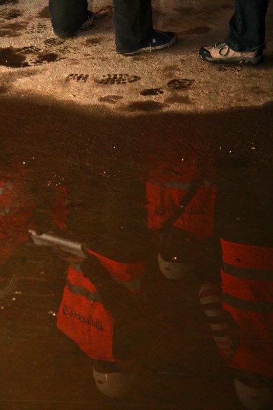 Rozestavěná budova nového divadla se druhý říjnový víkend otevřela veřejnosti. Hrubou stavbu divadelní i provozní budovy a také vedlejší parkovací dům si přišlo prohlédnout sto padesát zájemců. Odborný výklad zajišťoval koordinátor stavby Jaroslav Möller, některé skupiny doprovázel i technický náměstek primátora Petr Rund. (foto: 12.10.2013)