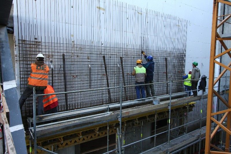 Rozestavěná budova nového divadla se druhý říjnový víkend otevřela veřejnosti. Hrubou stavbu divadelní i provozní budovy a také vedlejší parkovací dům si přišlo prohlédnout sto padesát zájemců. Odborný výklad zajišťoval koordinátor stavby Jaroslav Möller, některé skupiny doprovázel i technický náměstek primátora Petr Rund. (foto: 12.10.2013)