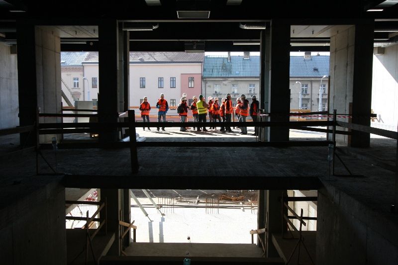 Rozestavěná budova nového divadla se druhý říjnový víkend otevřela veřejnosti. Hrubou stavbu divadelní i provozní budovy a také vedlejší parkovací dům si přišlo prohlédnout sto padesát zájemců. Odborný výklad zajišťoval koordinátor stavby Jaroslav Möller, některé skupiny doprovázel i technický náměstek primátora Petr Rund. (foto: 12.10.2013)