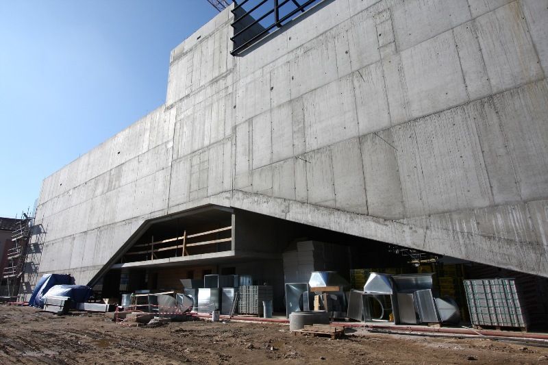 Rozestavěná budova nového divadla se druhý říjnový víkend otevřela veřejnosti. Hrubou stavbu divadelní i provozní budovy a také vedlejší parkovací dům si přišlo prohlédnout sto padesát zájemců. Odborný výklad zajišťoval koordinátor stavby Jaroslav Möller, některé skupiny doprovázel i technický náměstek primátora Petr Rund. (foto: 12.10.2013)